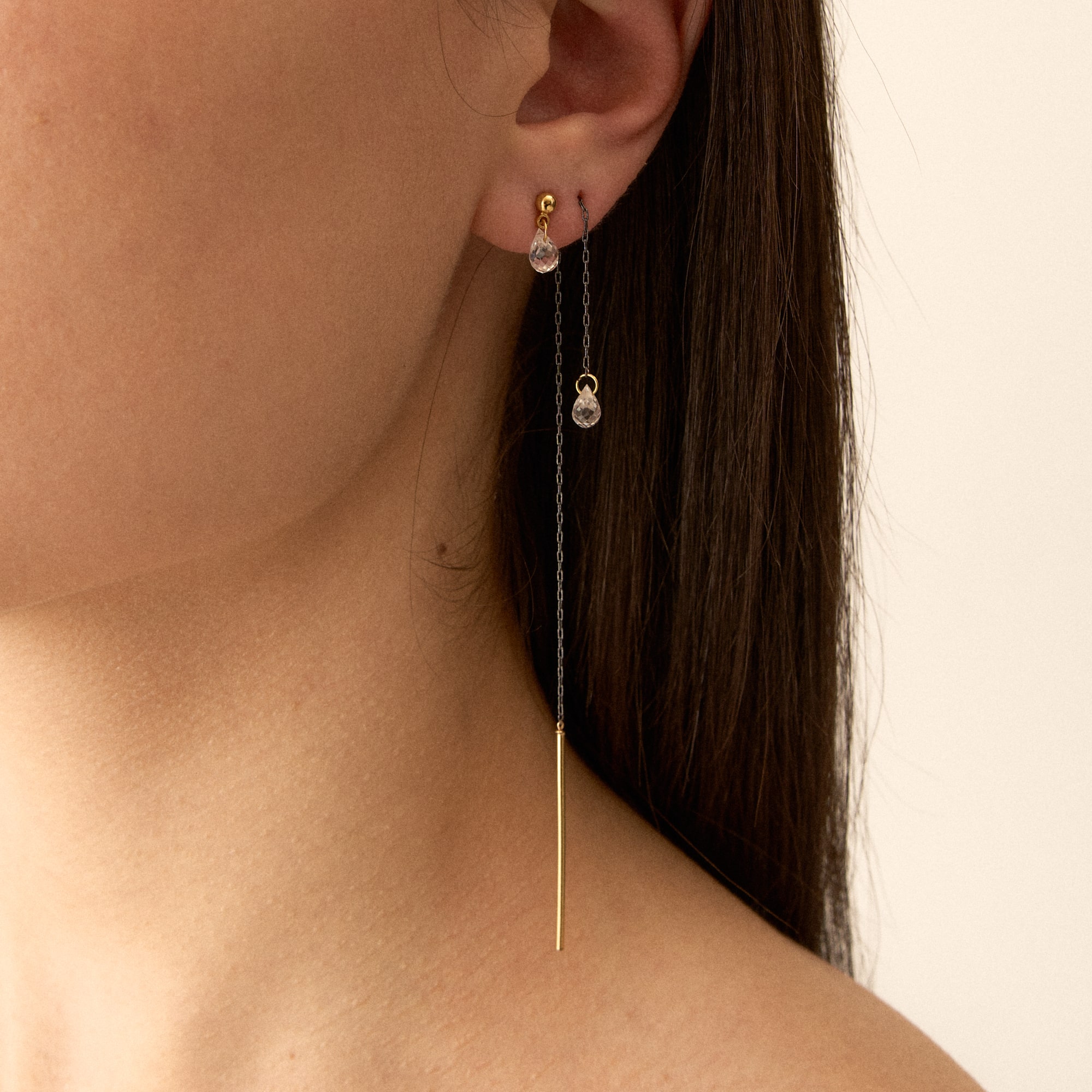 Natasha Gelb Моно-серьга протяжка с каплей прозрачного фианита
