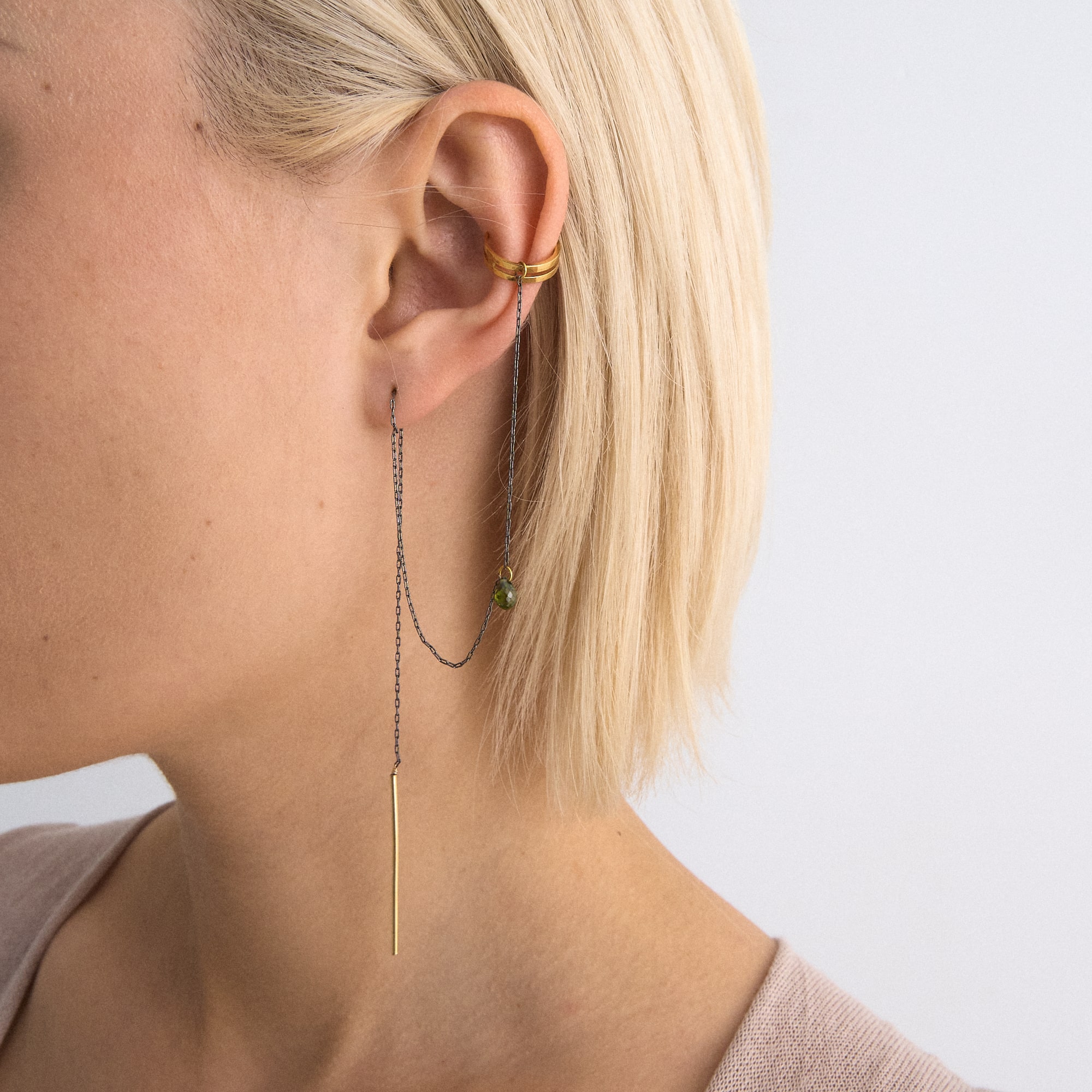 Natasha Gelb Моно-серьга G с каплей зеленого фианита