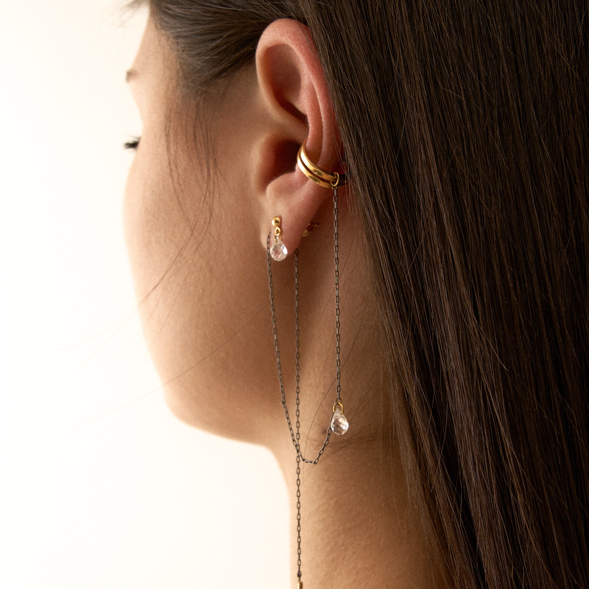 Natasha Gelb Моно-серьга G с каплей прозрачного фианита