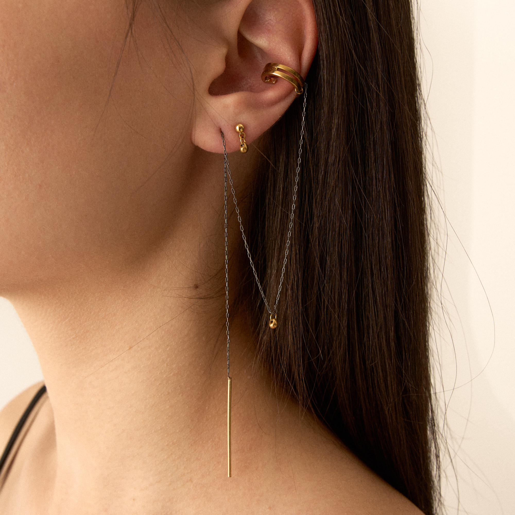 Natasha Gelb Моно-серьга G с золотой каплей
