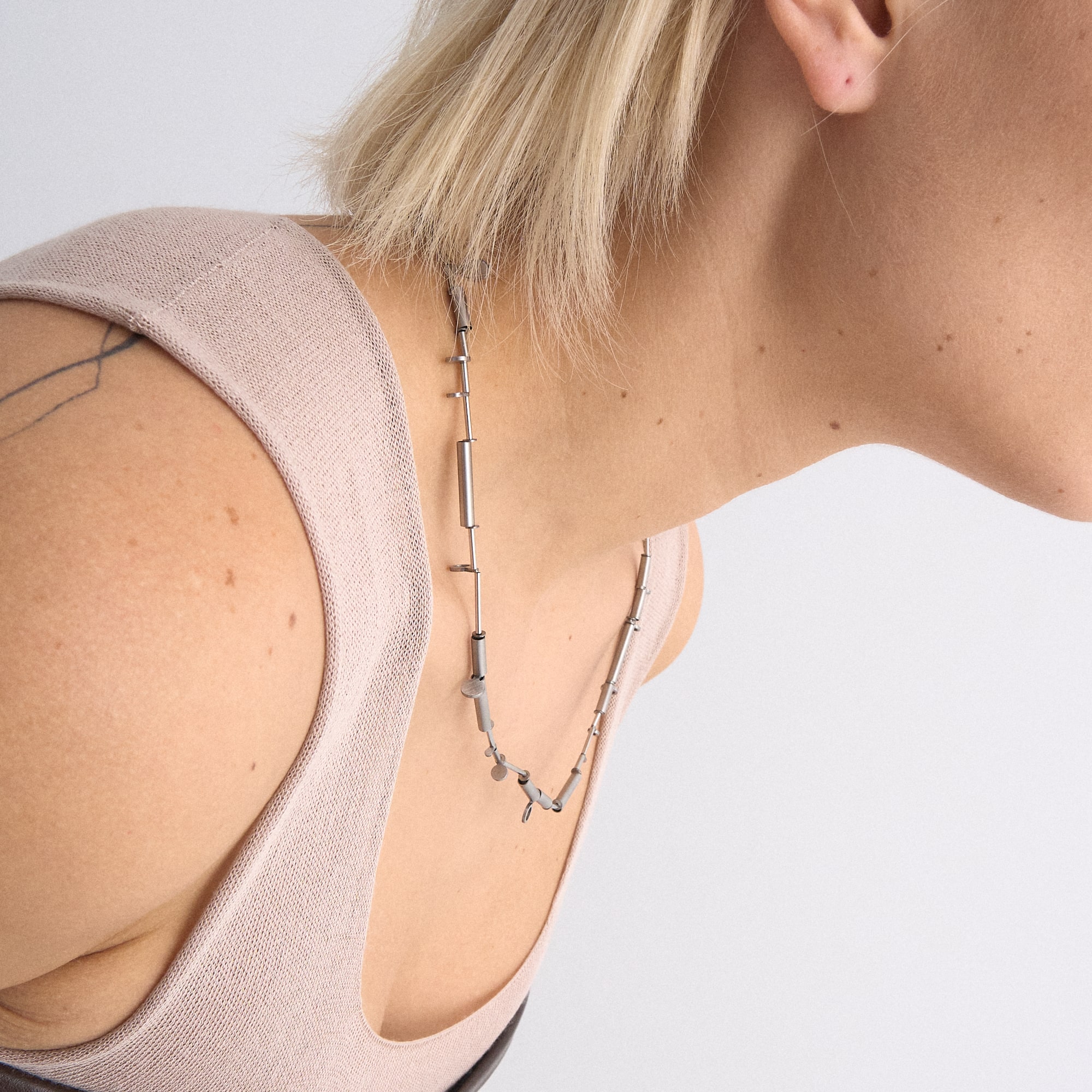 YA Колье из трубочек, колец и пластин