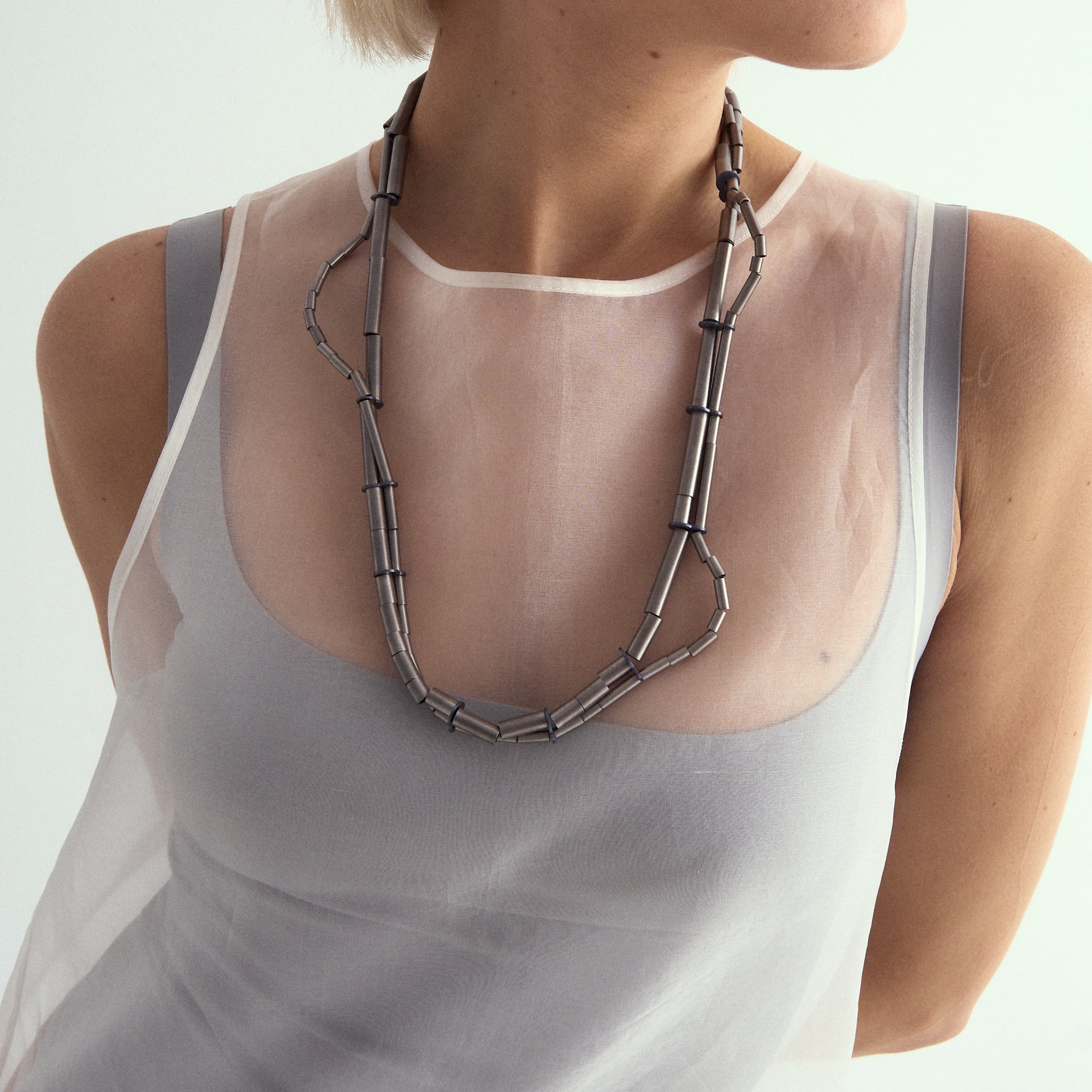 YA Колье из трубочек и пластин из анодированного титана