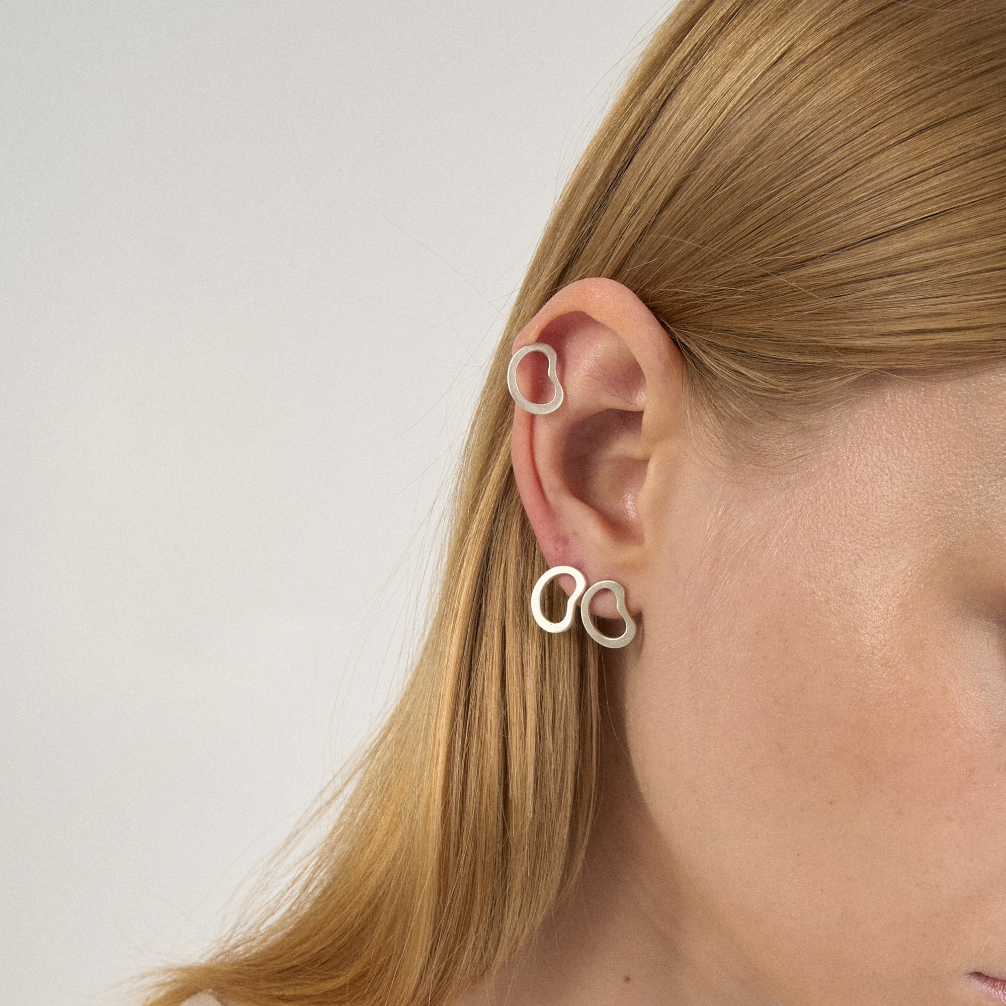 SOMNILOQUY Серьги Rinon в форме почки