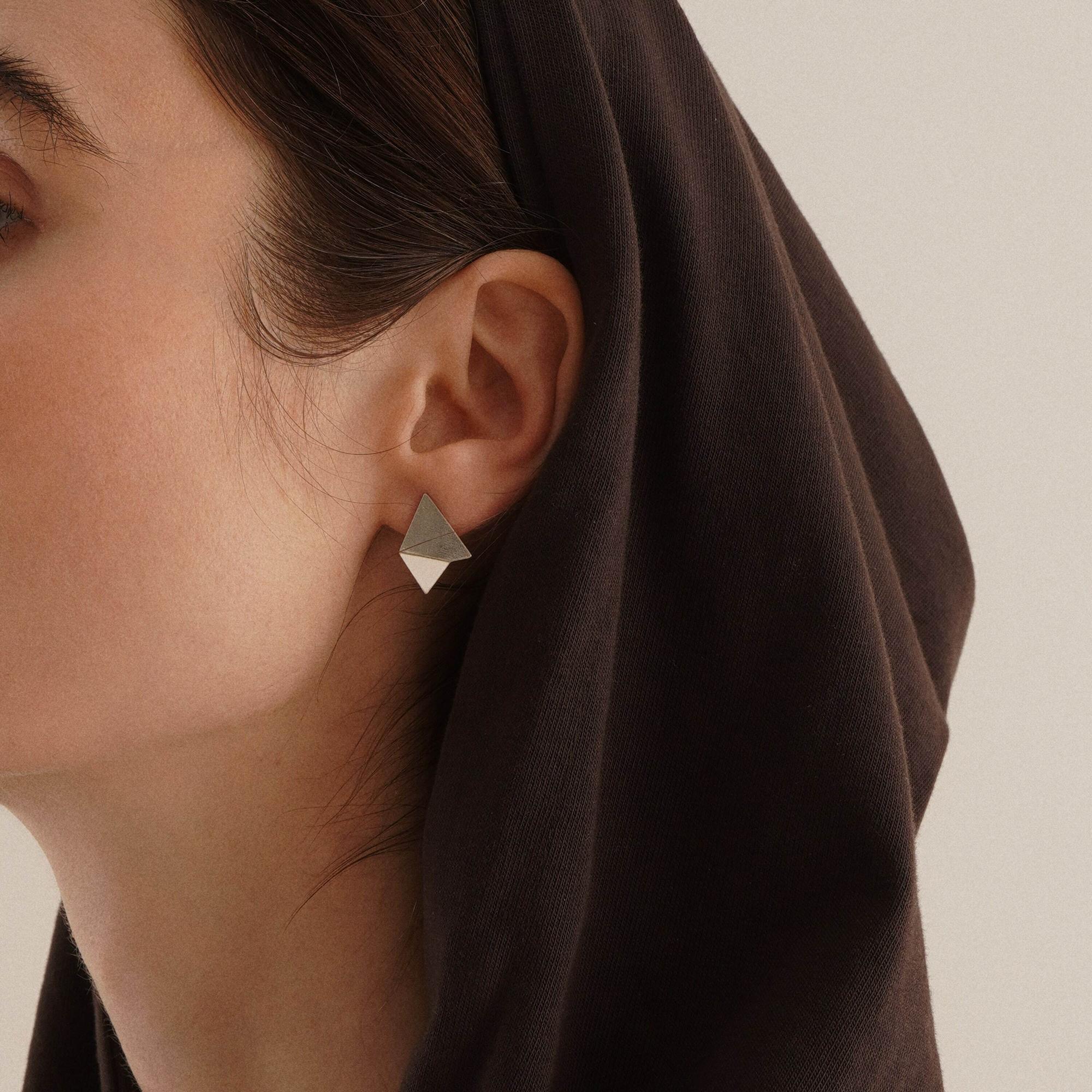 Burcu Büyükünal Малые глянцевые серьги Origami