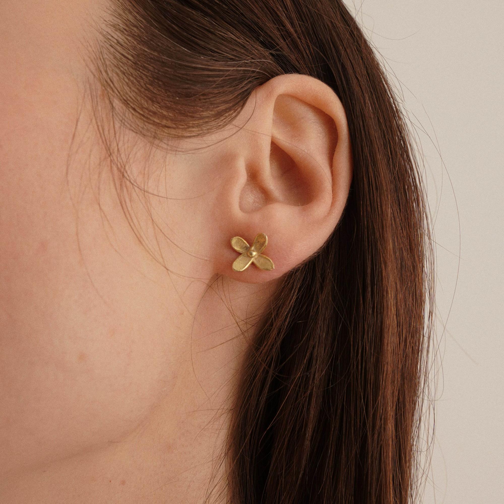 Burcu Büyükünal Серьги Flowers в позолоте