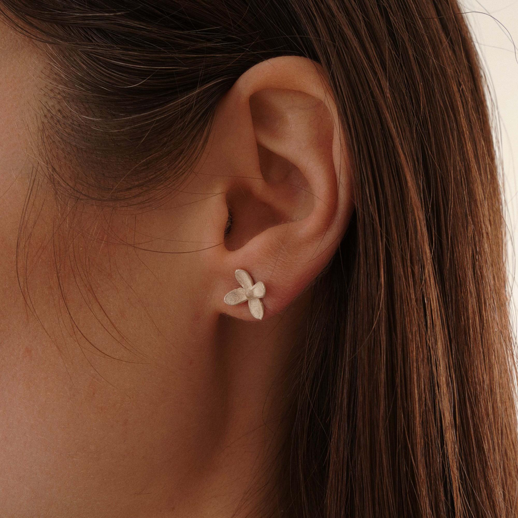 Burcu Büyükünal Серьги Flowers в серебре