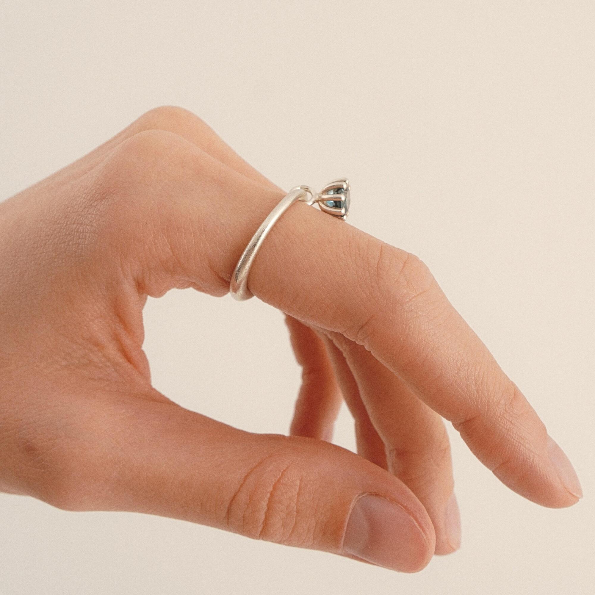 MA Кольцо Engagement с темно-синим топазом