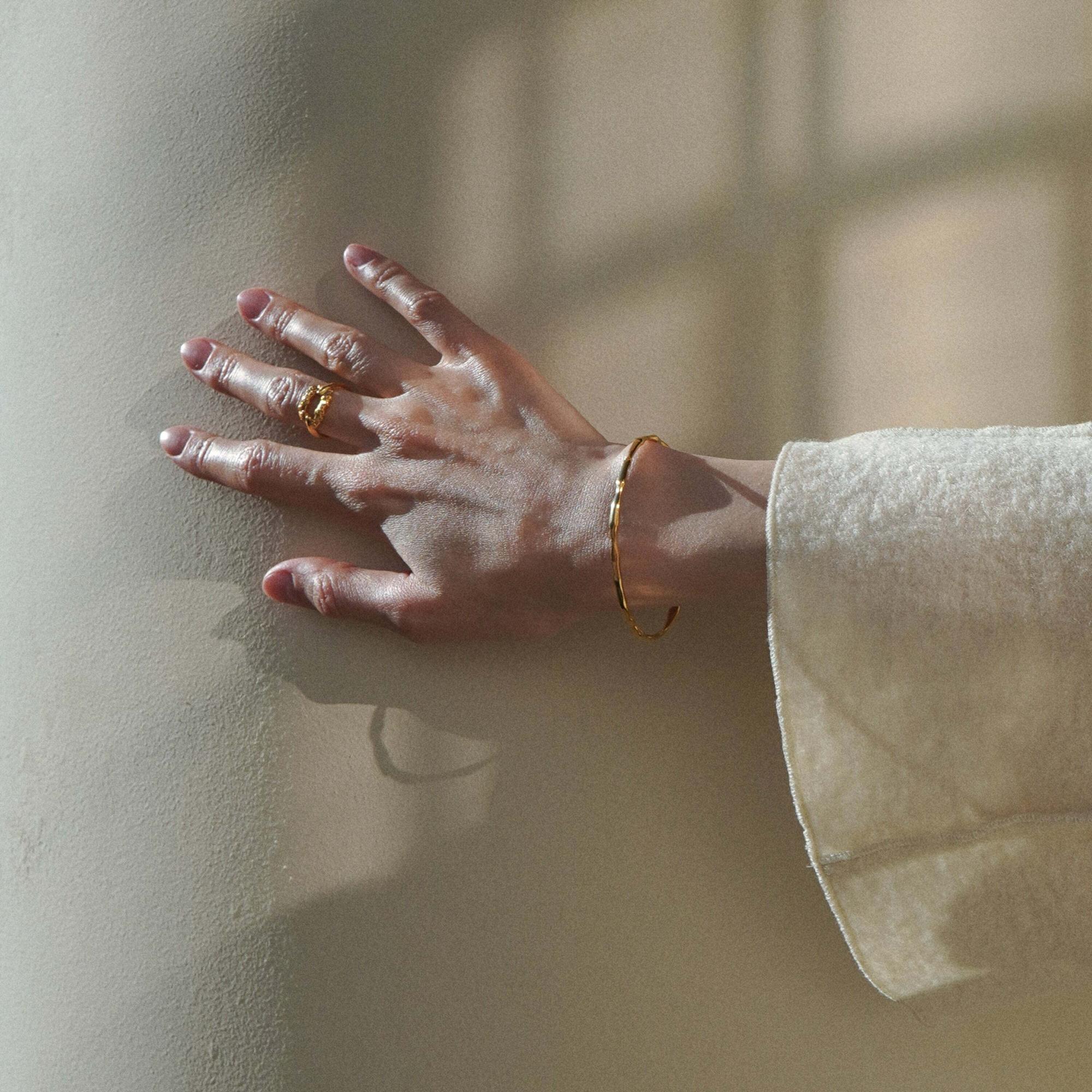 YOSTER Браслет Raw Bangle в позолоте