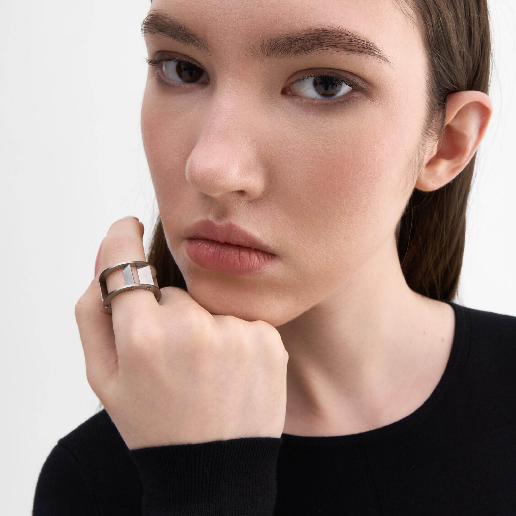 YA Кольцо из титановых пластин