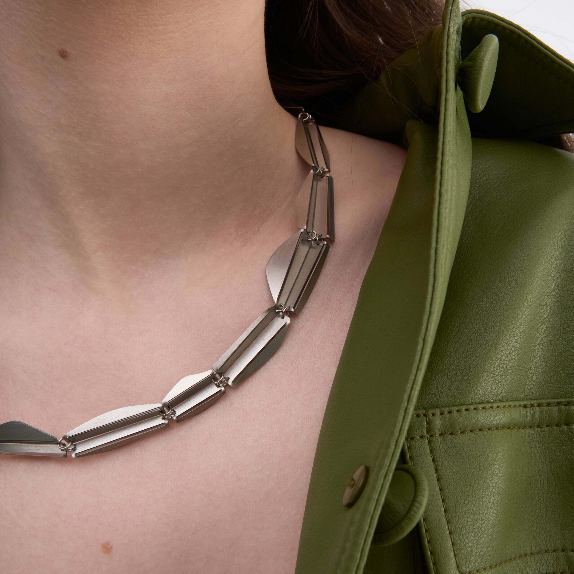 YA Колье из рельефных титановых пластин