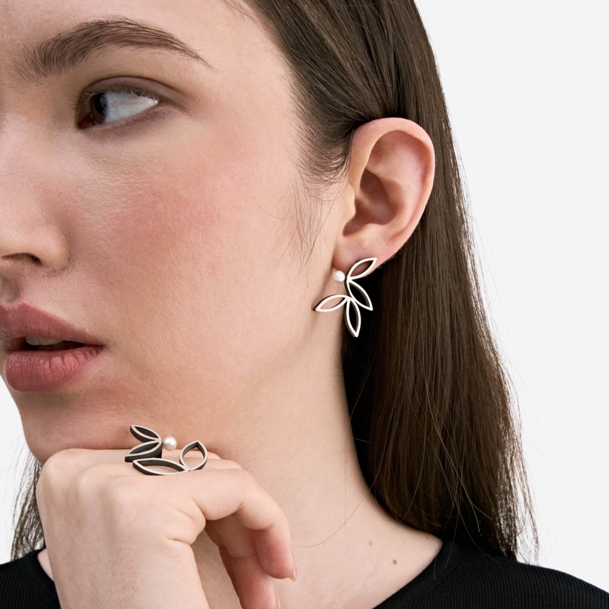 Burcu Büyükünal Серьги Leaves с жемчугом