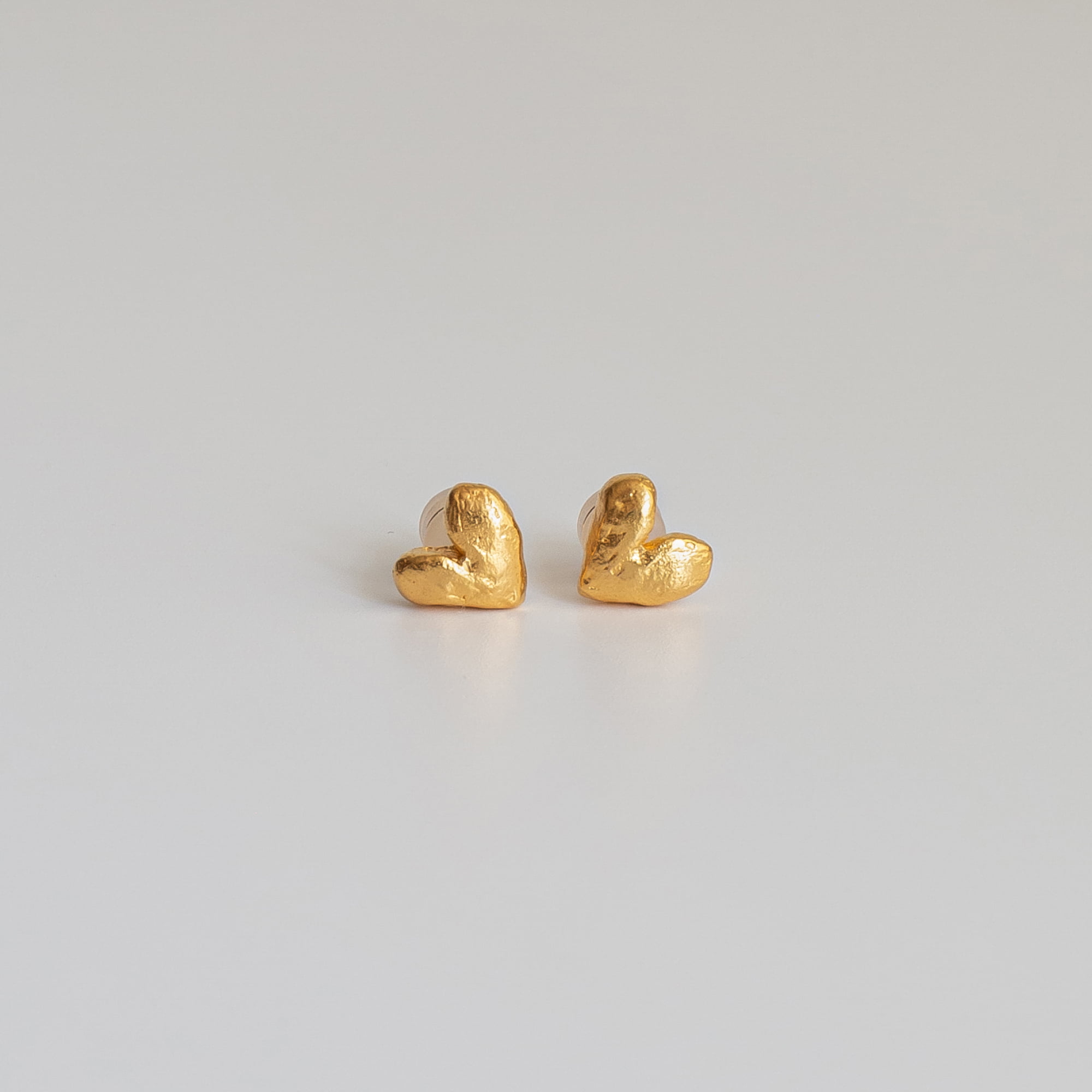 Sasha Gunga Серьги Маленькие сердечки в позолоте