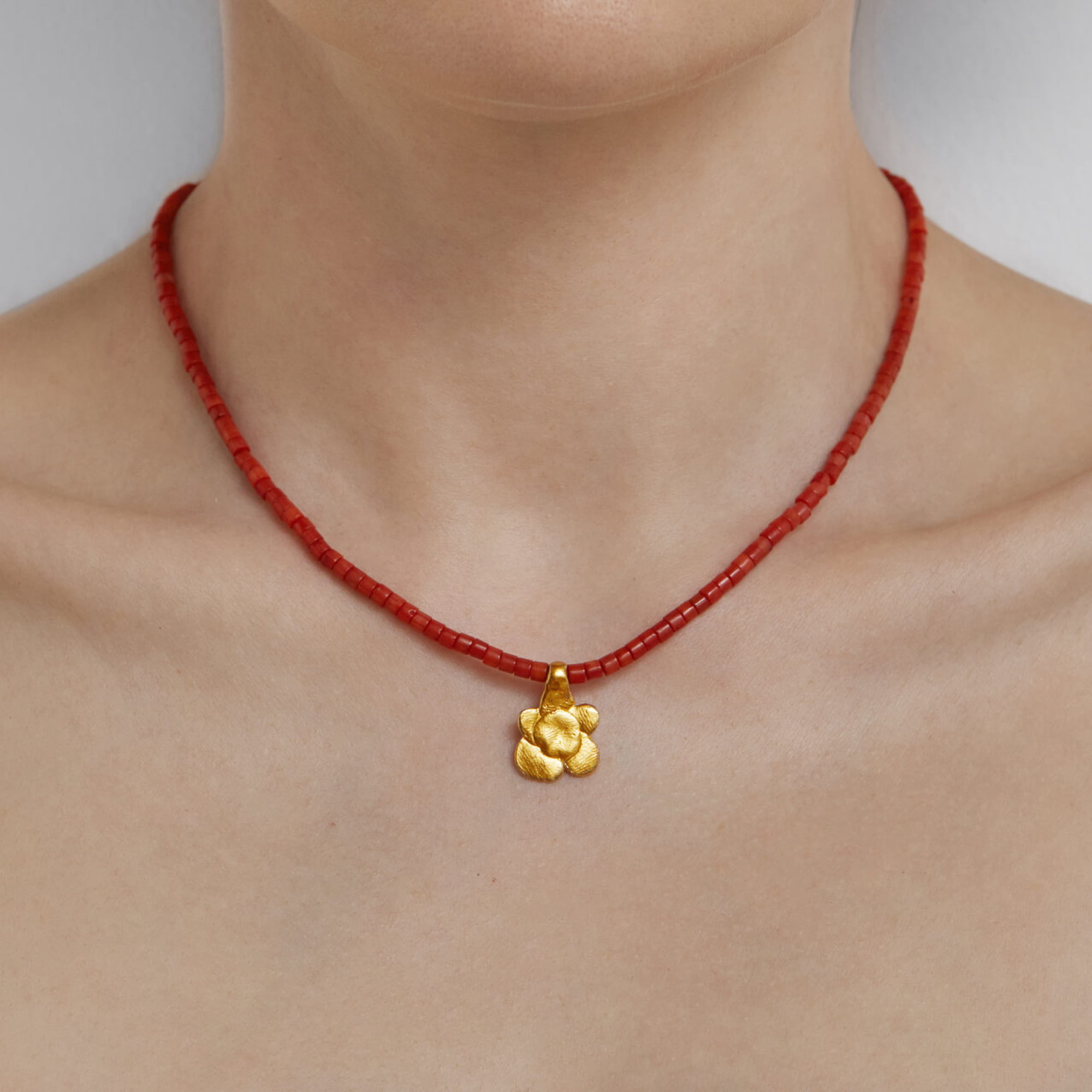 Sasha Gunga Чокер из коралла с Цветочком в позолоте