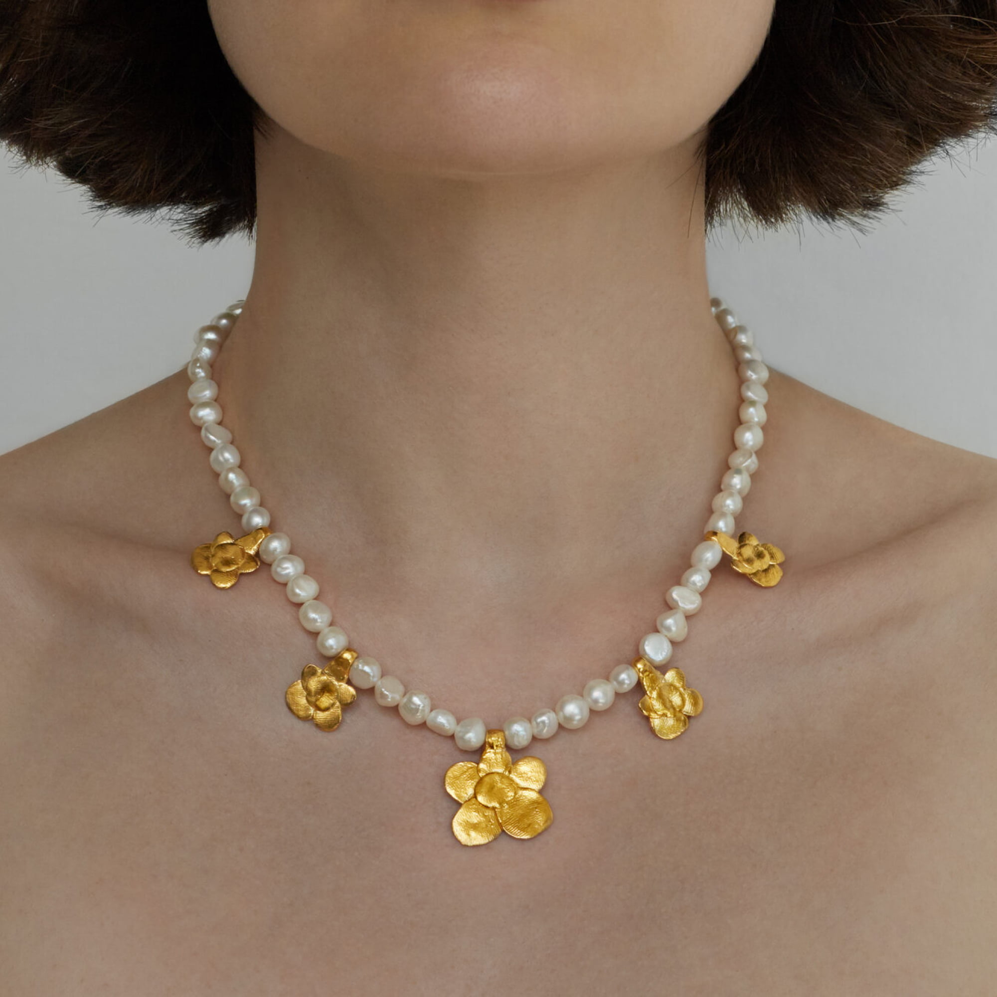Sasha Gunga Колье с цветами и жемчугом