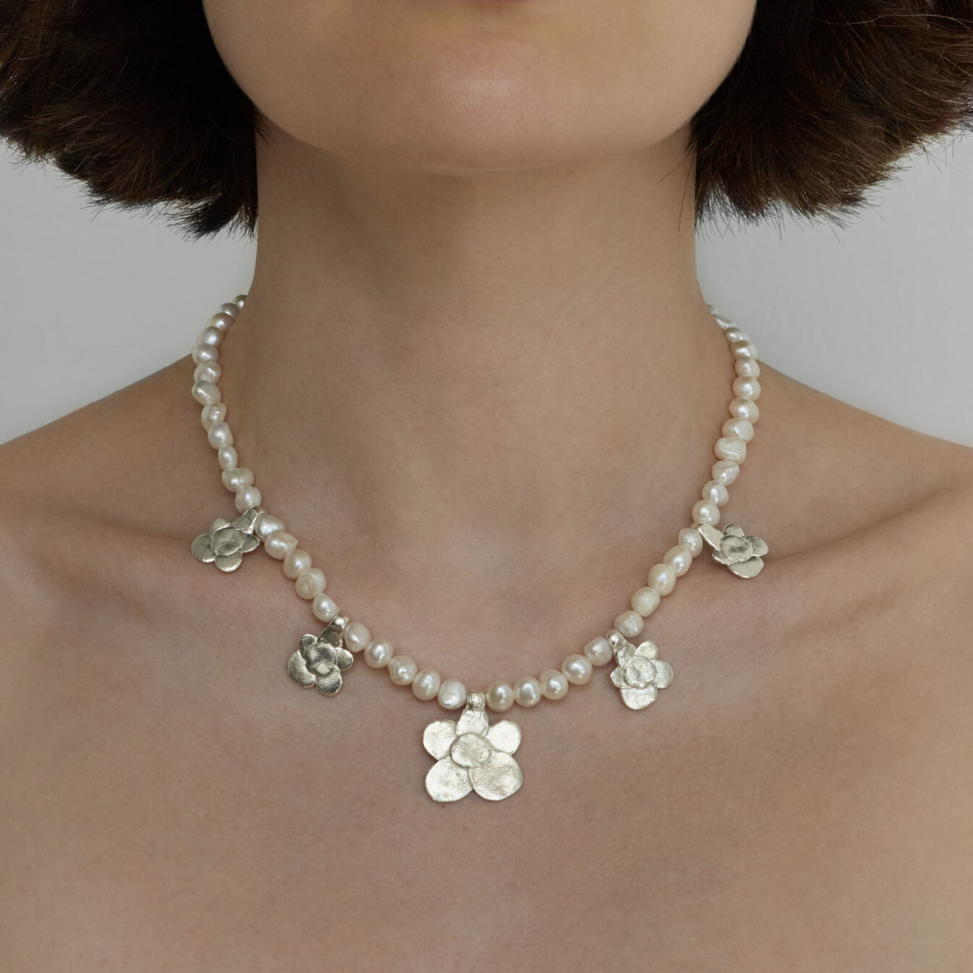 Sasha Gunga Колье с цветами и жемчугом