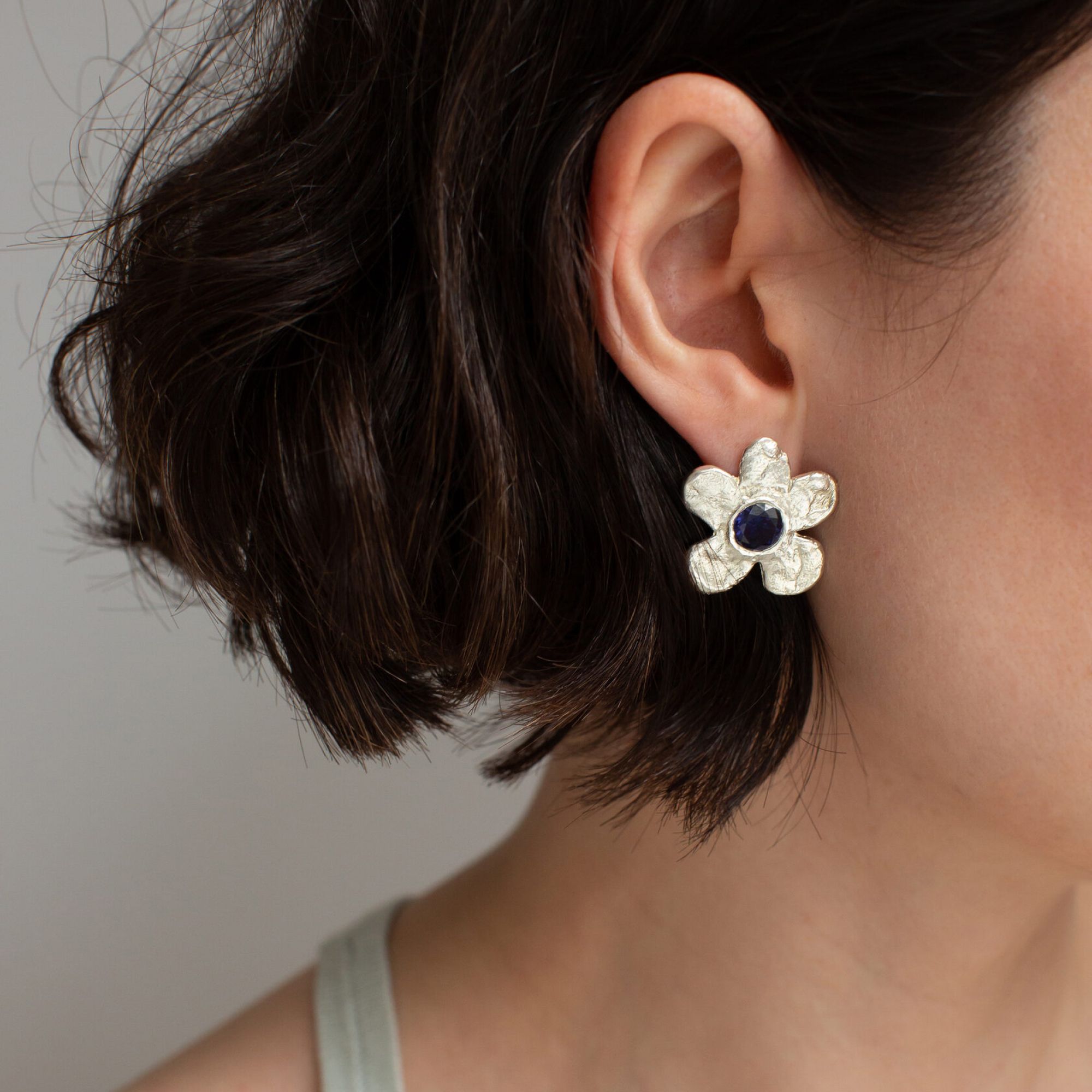 Sasha Gunga Серьги Большие цветы с синим сапфиром