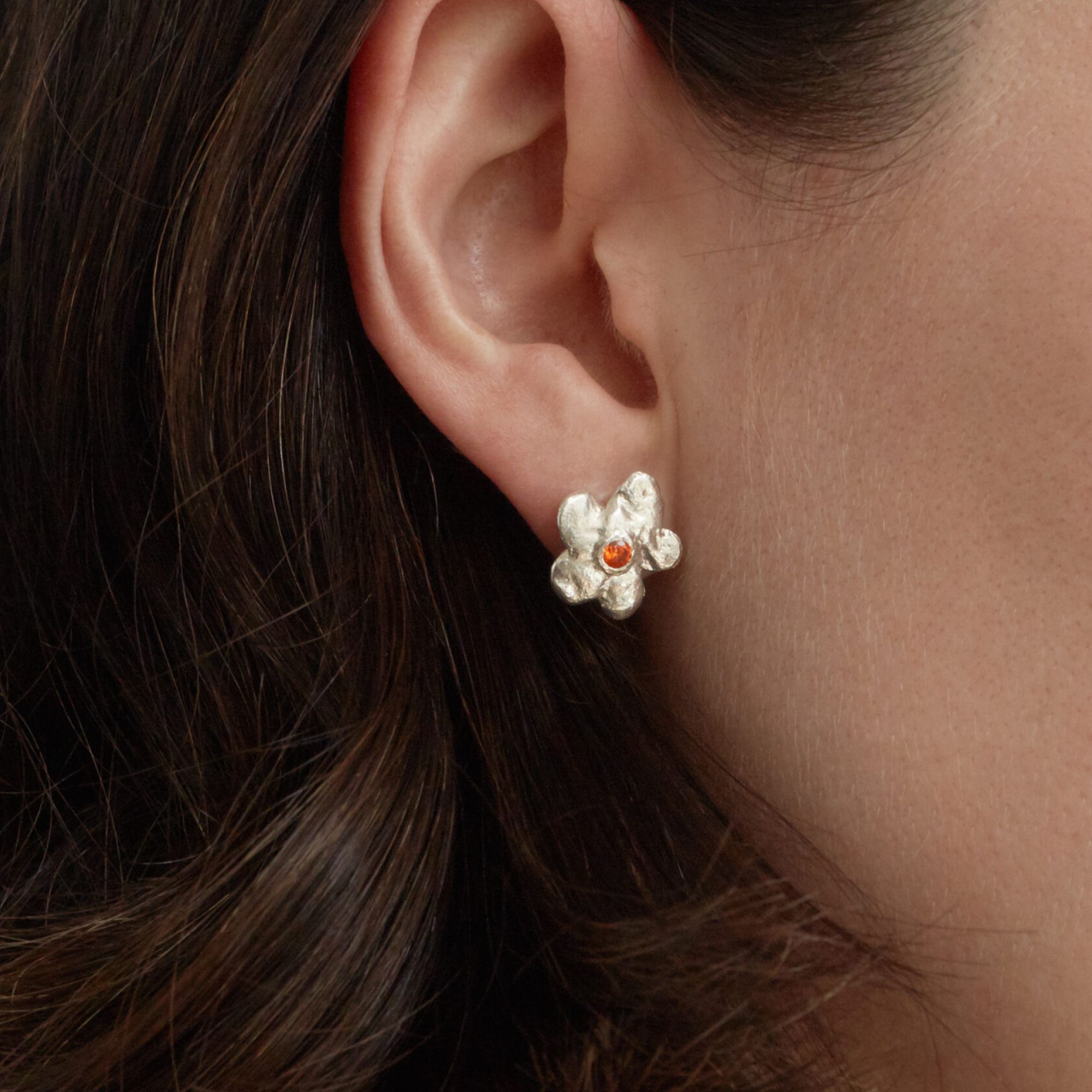 Sasha Gunga Серьги маленькие цветочки с фианитом апельсинового цвета