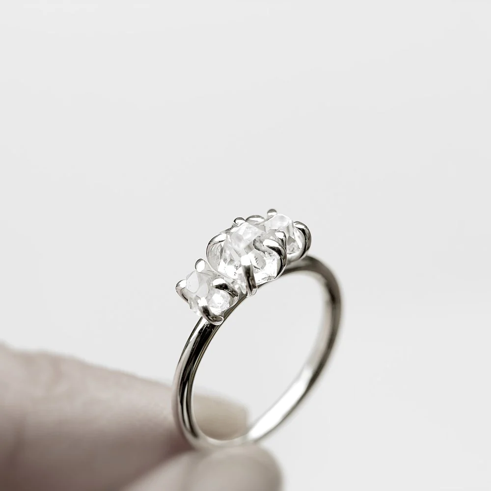 MIRTA Кольцо Herkimer с тремя бриллиантами