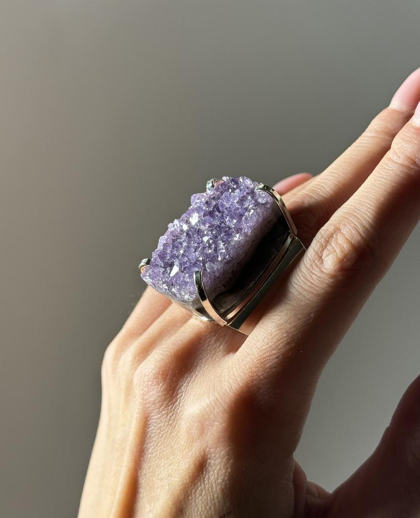 Кольцо кафф с крупным аметистом