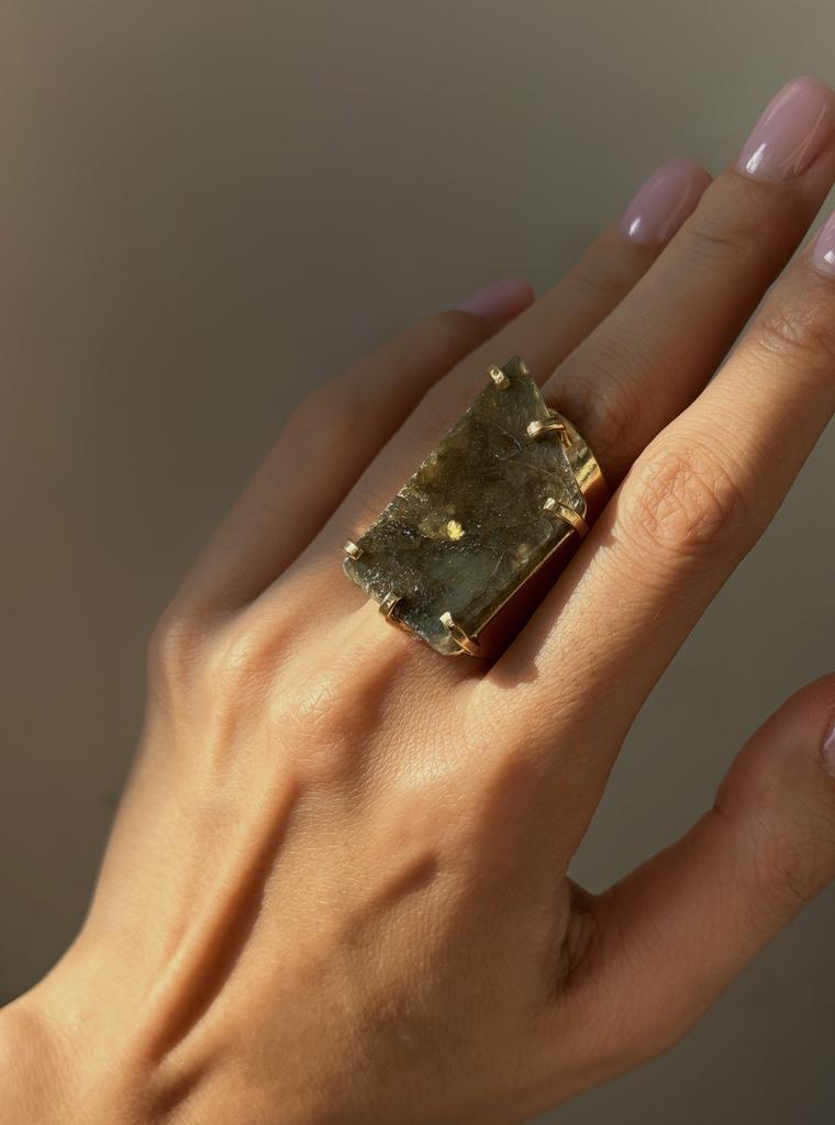 Кольцо с лабрадоритом