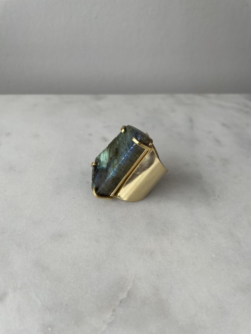 Кольцо с лабрадоритом