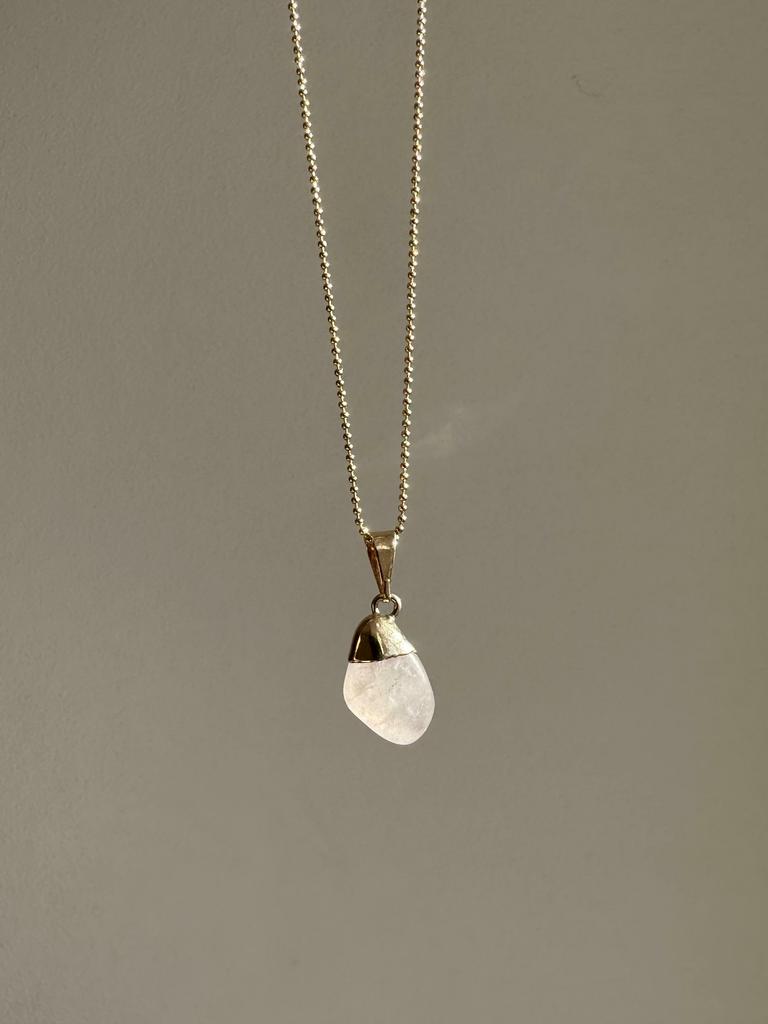 Подвеска с розовым кварцем в обрамлении золота 24к