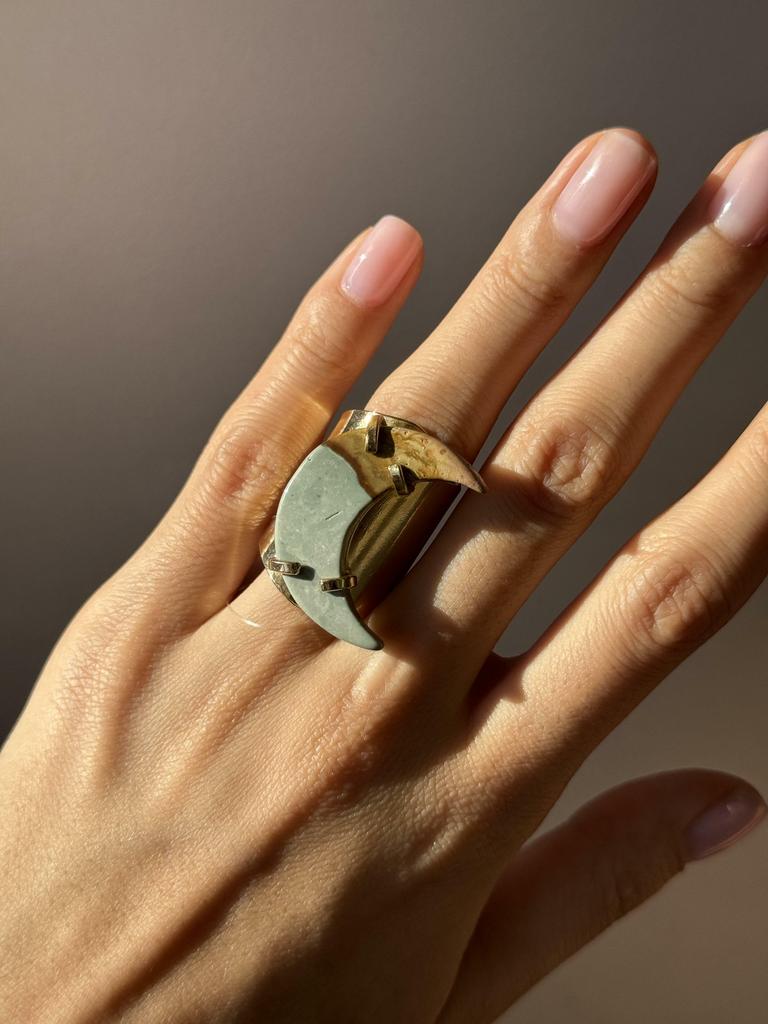 Кольцо кафф с мукаитом в форме луны