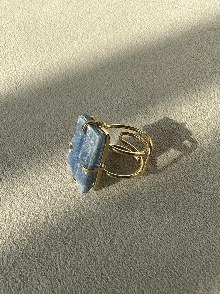 Кольцо с кианитом