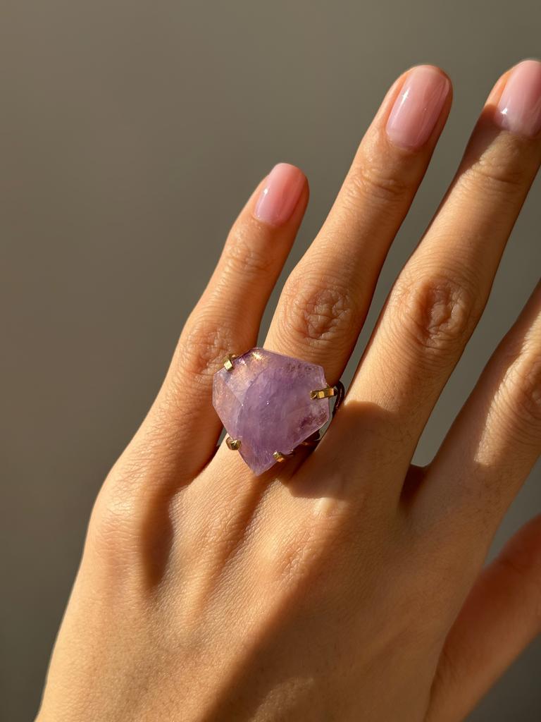 Кольцо с шлифованным аметистом