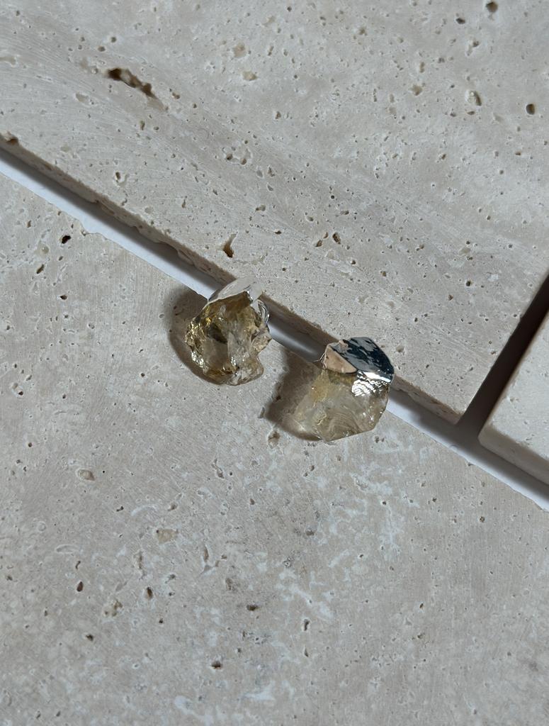 Асимметричные пусеты с кристаллами цитрина в обрамлении серебра