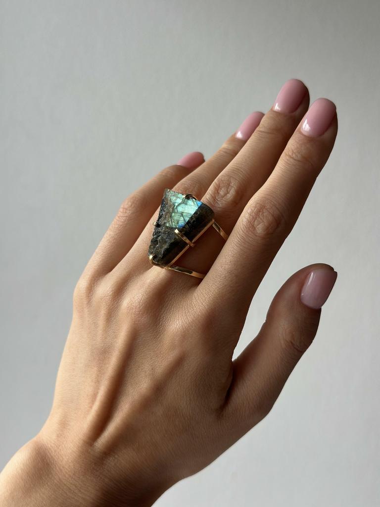 Кольцо с лабрадоритом