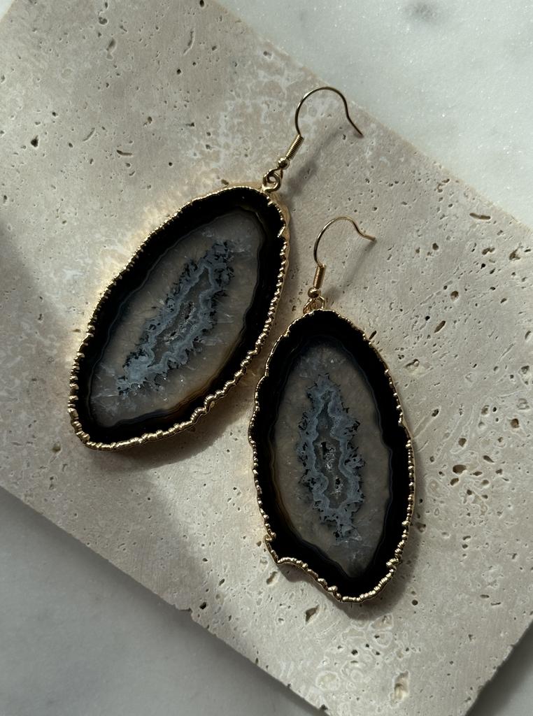 Асимметричные крупные серьги со срезом агата в обрамлении золота 24к