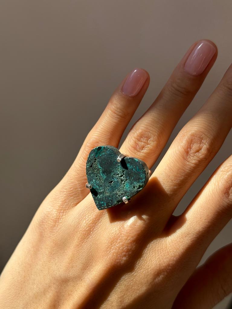 Кольцо с крупной хризоколлой в форме сердца