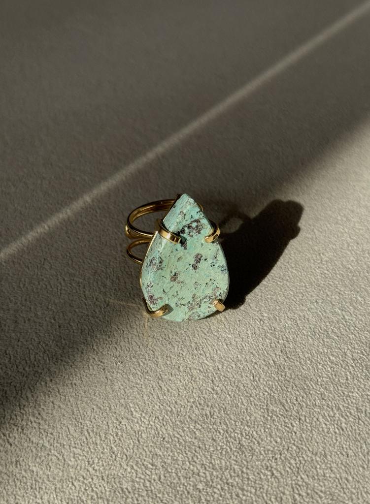 Кольцо с крупной хризоколлой в форме капли