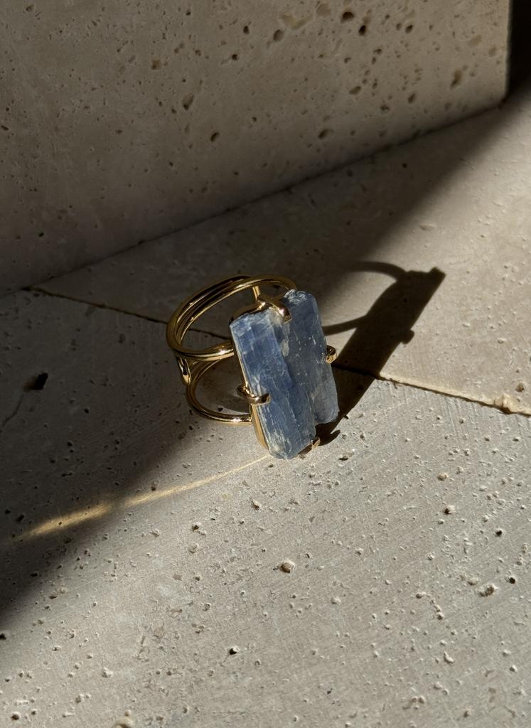 Кольцо с кианитом