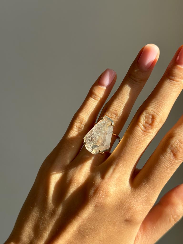 Кольцо с шлифованным фантомным кварцем
