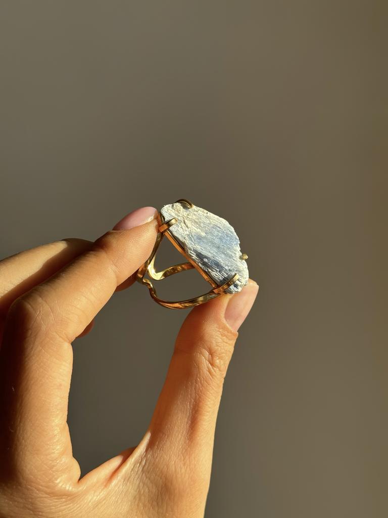 Кольцо с кианитом