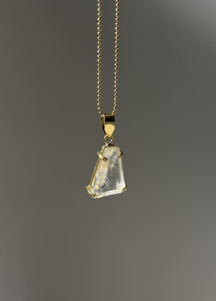 Подвеска с шлифованным фантомным кварцем