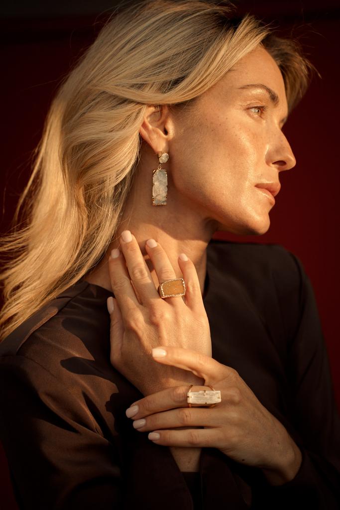 Асимметричные серьги с горным хрусталем в обраслении золота 24к