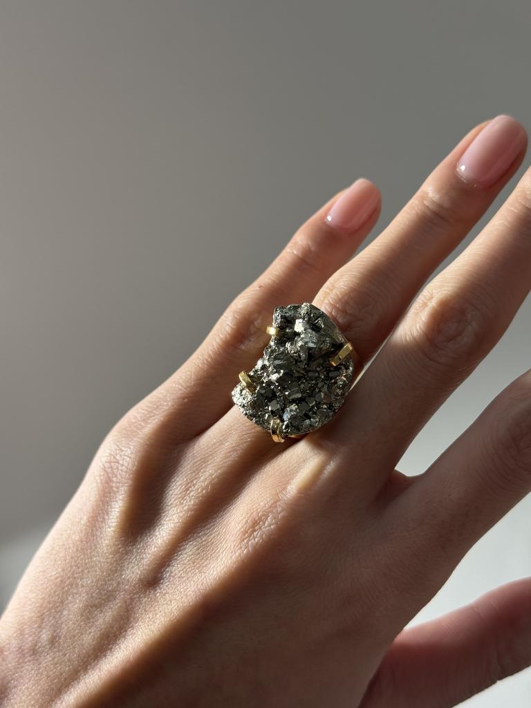 Кольцо кафф с крупным пиритом в форме луны