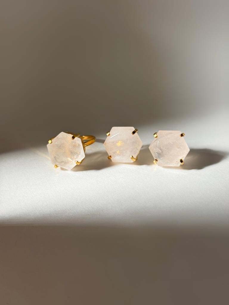 Комплект серьги и кольцо с шлифованным розовым кварцем 16 - 18 размер