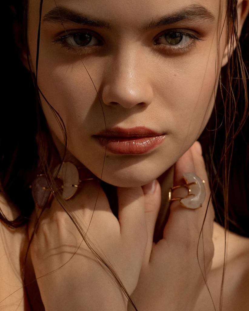 Кольцо с розовым кварцем в форме луны