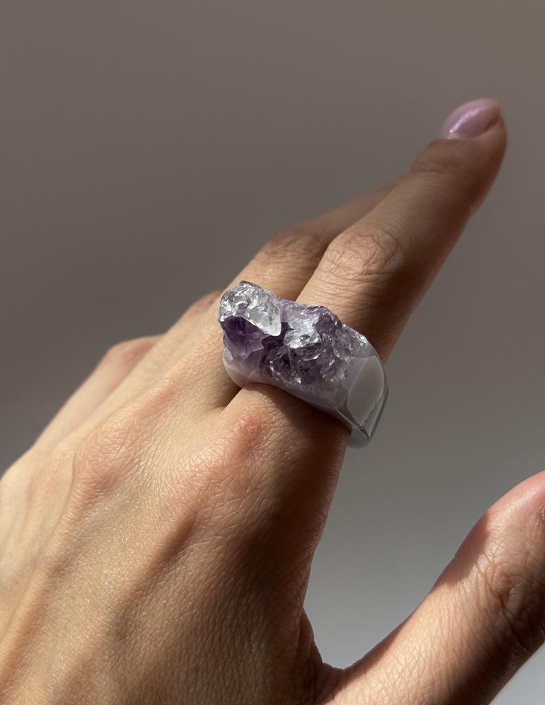 Кольцо из цельного аметиста 18 размер