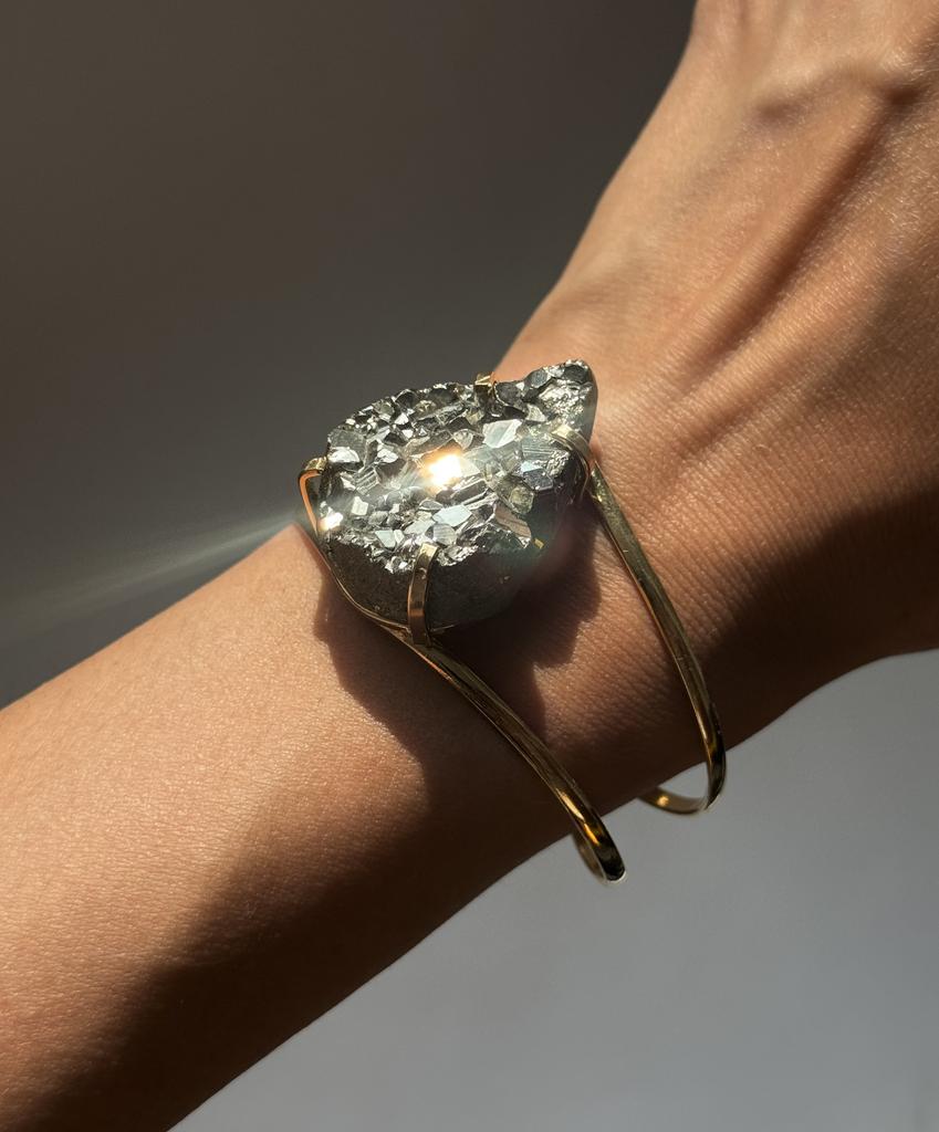 Браслет с крупным пиритом в форме капли