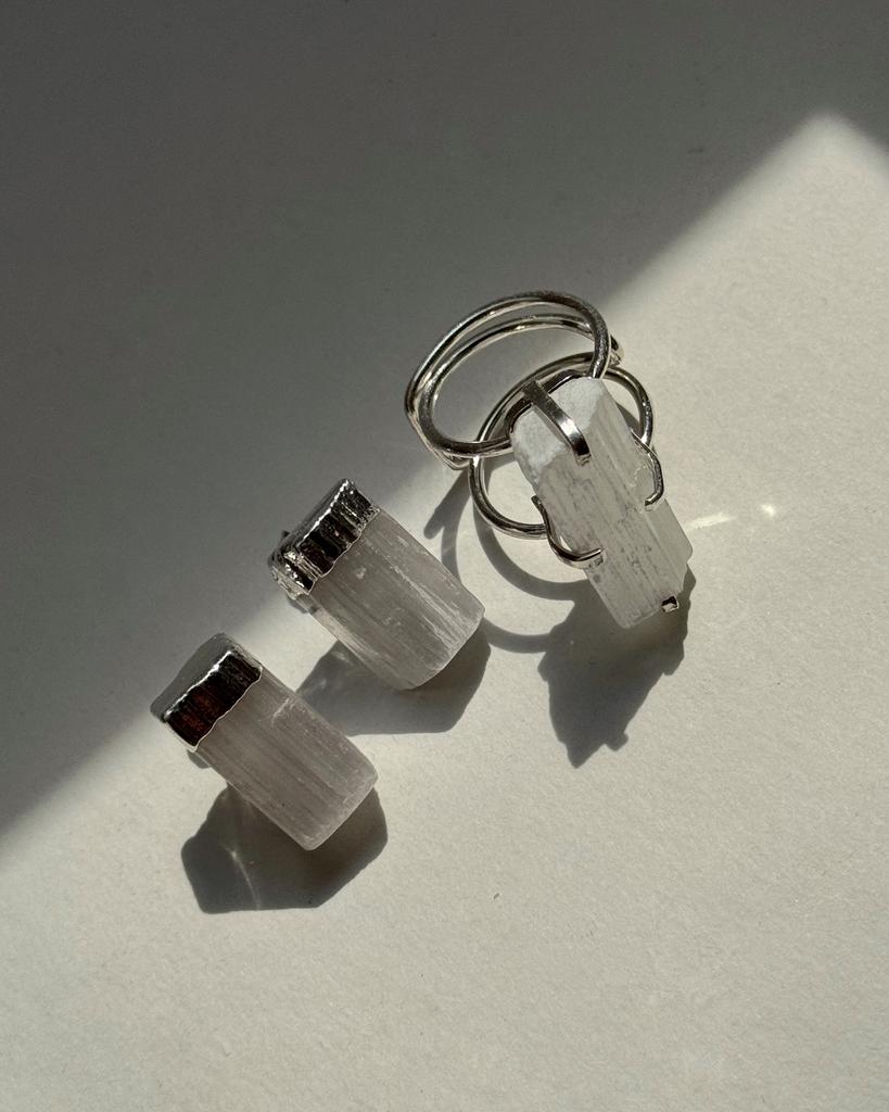 Серьги асимметричной формы в обрамлении серебра