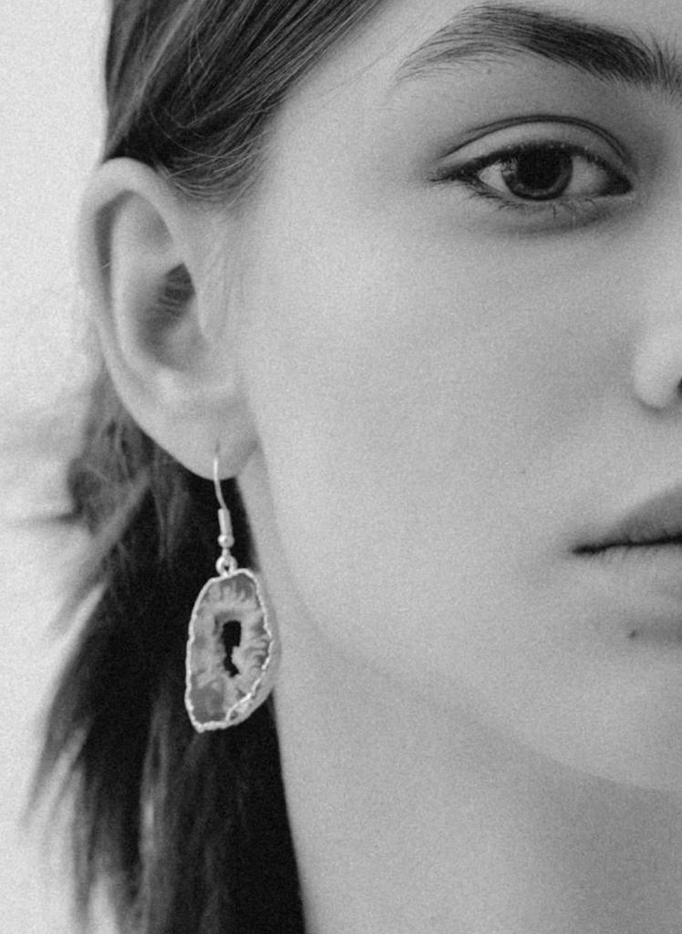 Серьги со срезом агата в обрамлении золота 24к