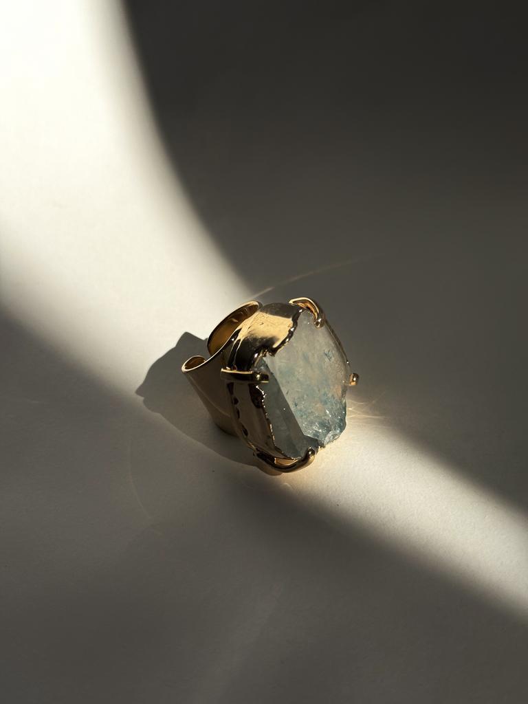 Кольцо с крупным тонированным горным хрусталем в обрамлении золота 24к