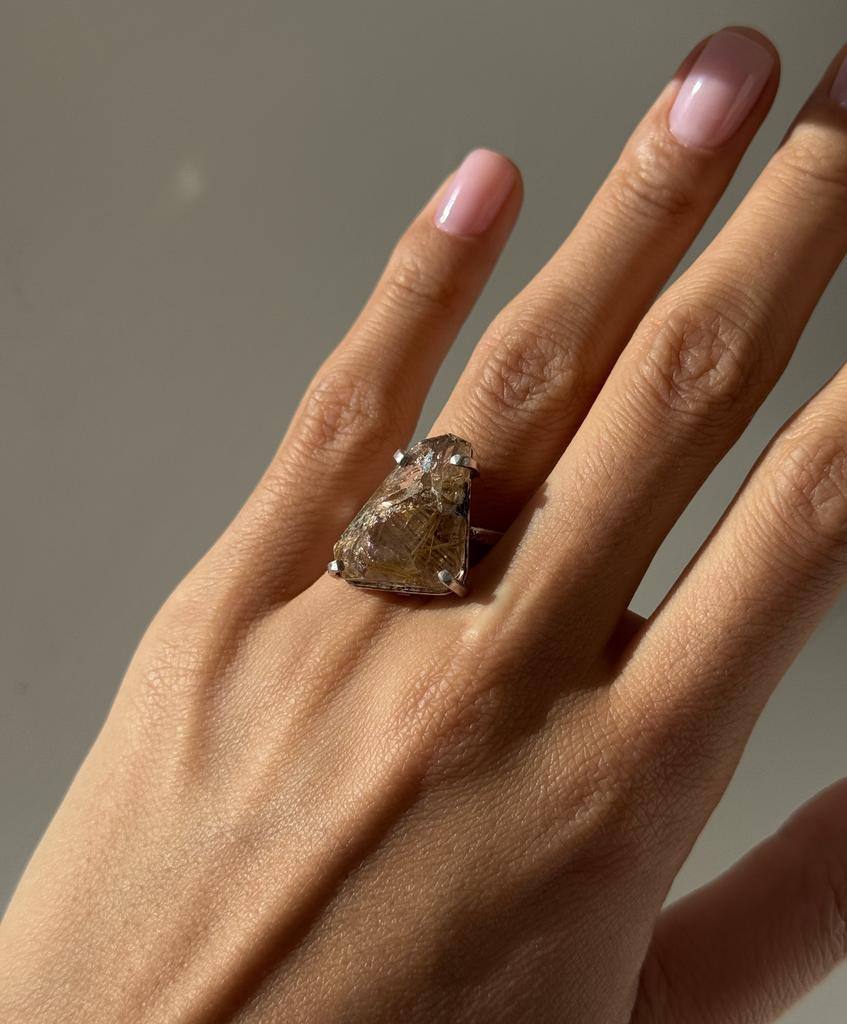 Кольцо с шлифованным рутиловым кварцем