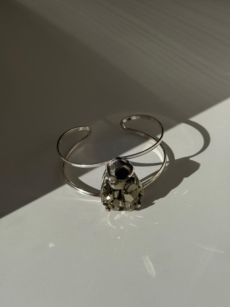 Браслет с крупным пиритом в форме капли