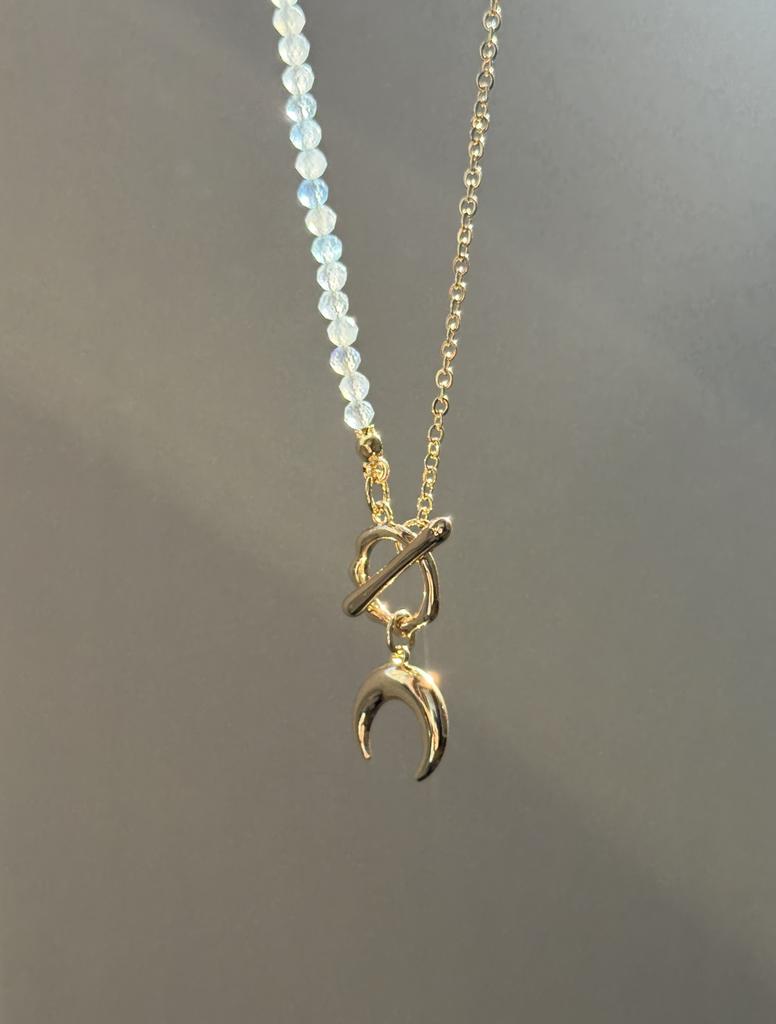 Колье с аквамарином и подвеской с перламутром